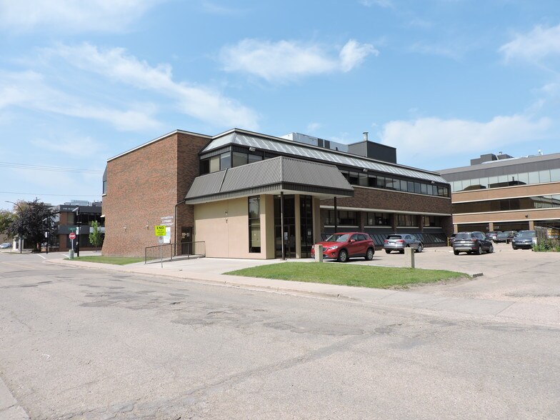 4705 48 Ave, Red Deer, AB à louer - Photo de l’immeuble – Image 3 sur 30