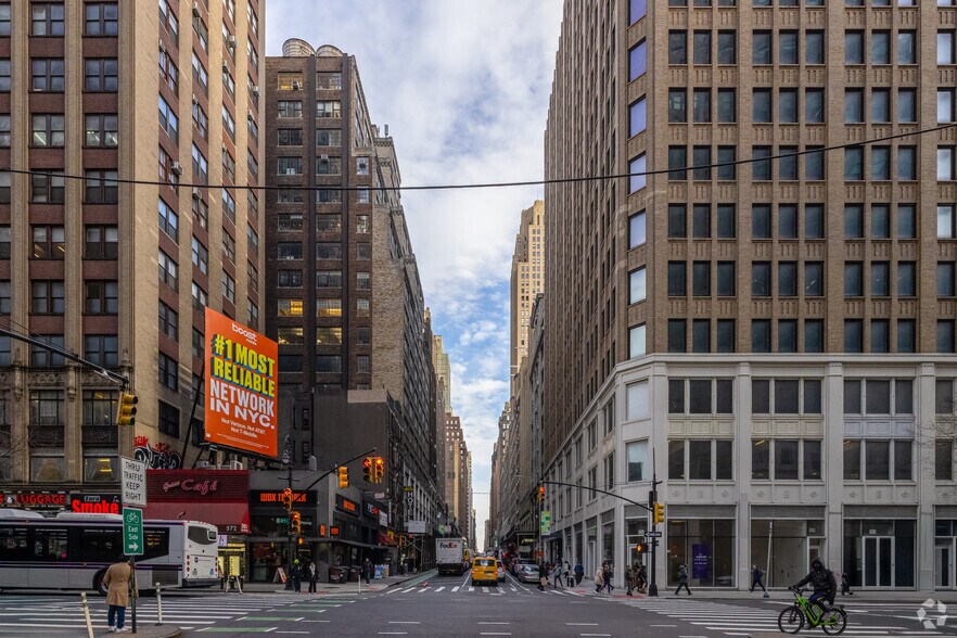 256 W 38th St, New York, NY à louer - Photo de l’immeuble – Image 3 sur 11