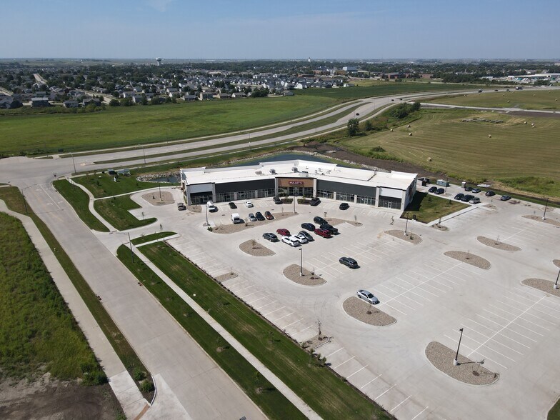 1105 SE Pleasant View Dr, Waukee, IA à louer - Photo de l’immeuble – Image 3 sur 9