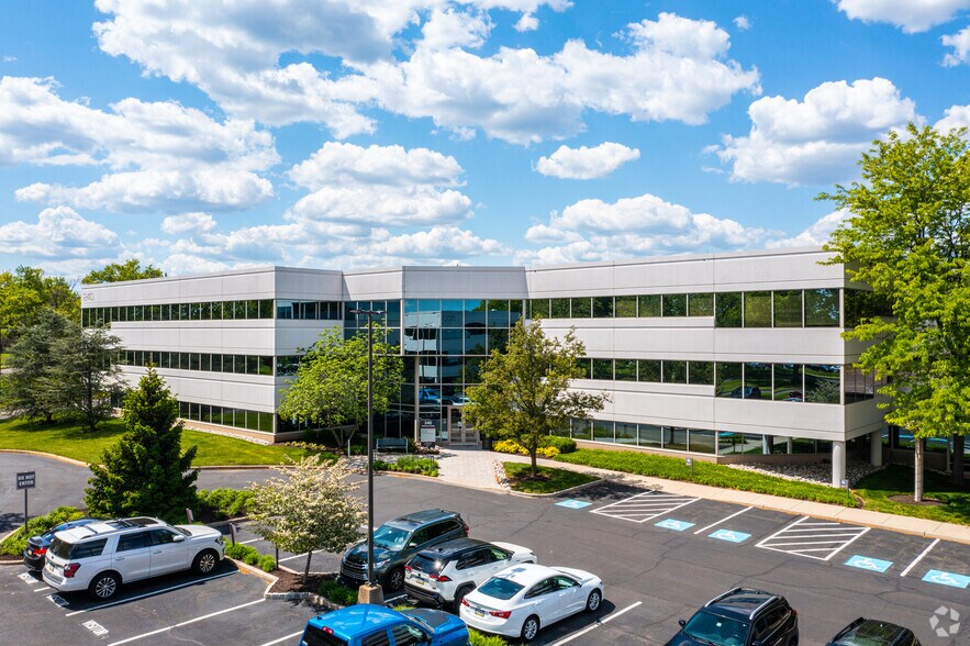 240 Gibraltar Rd, Horsham Township, PA à louer - Photo de l’immeuble – Image 2 sur 15