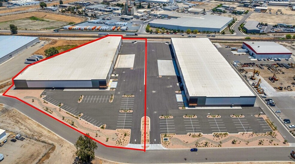 30199 Bradham Dr, Visalia, CA à louer - Photo de l’immeuble – Image 2 sur 11