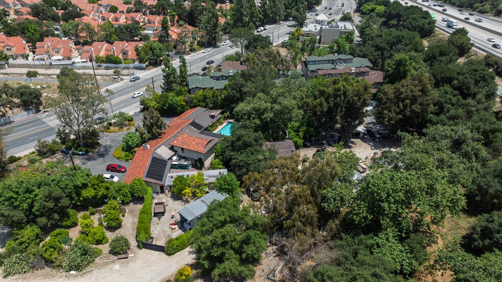 6320 Honolulu Ave, La Crescenta, CA à vendre - Aérien – Image 1 sur 17