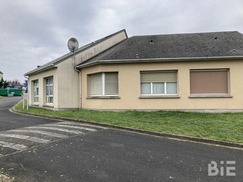 Local d’activités dans Anché à louer - Photo de l’immeuble – Image 2 sur 7