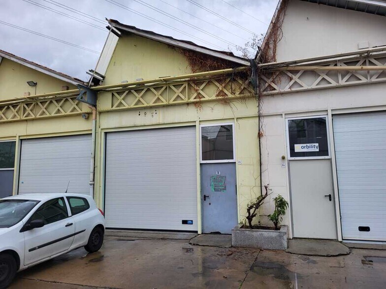 Local d’activités dans Vénissieux à louer - Photo de l’immeuble – Image 3 sur 4