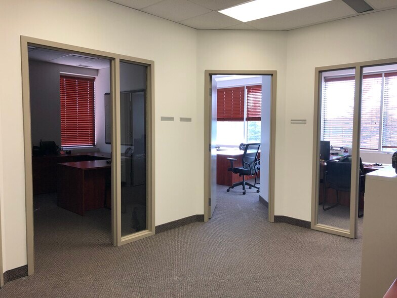 11979 40th St SE, Calgary, AB à louer - Photo de l’immeuble – Image 2 sur 12