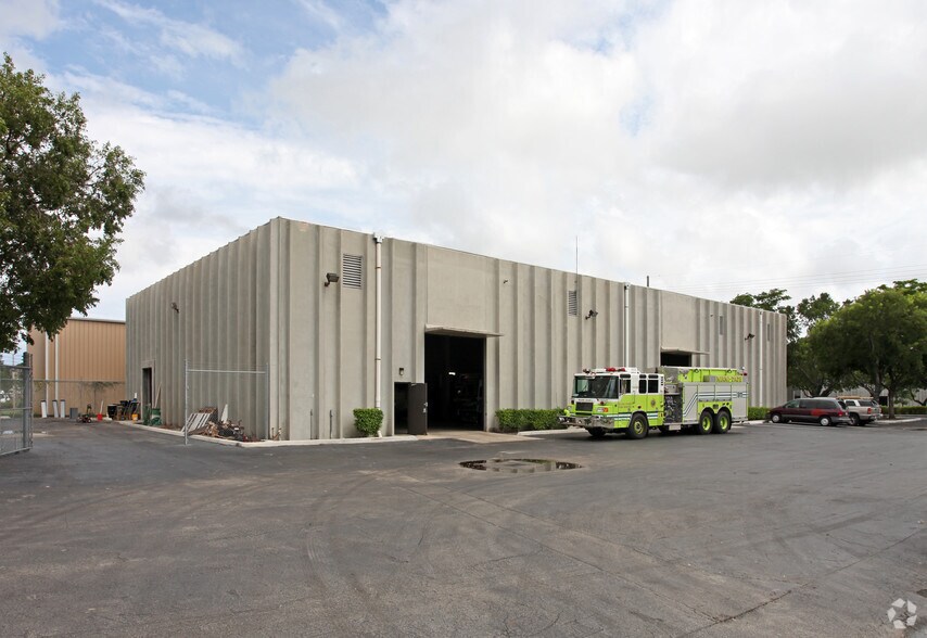 1701 NW 33rd St, Pompano Beach, FL à louer - Photo de l’immeuble – Image 2 sur 7