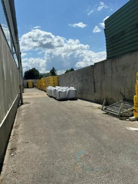 Bureau dans Vaulx-en-Velin à louer - Photo de l’immeuble – Image 3 sur 5