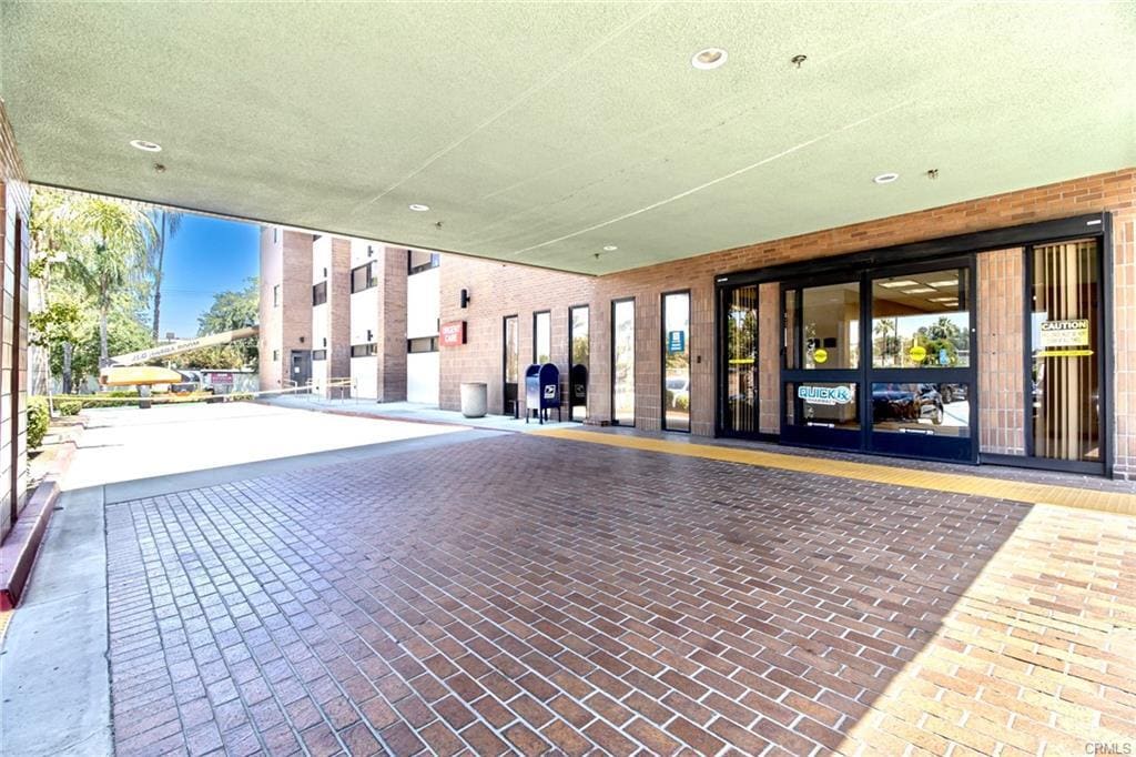 9041 Magnolia Ave, Riverside, CA 92503 - Lot 001 -  - Photo intérieure - Image 2 of 2