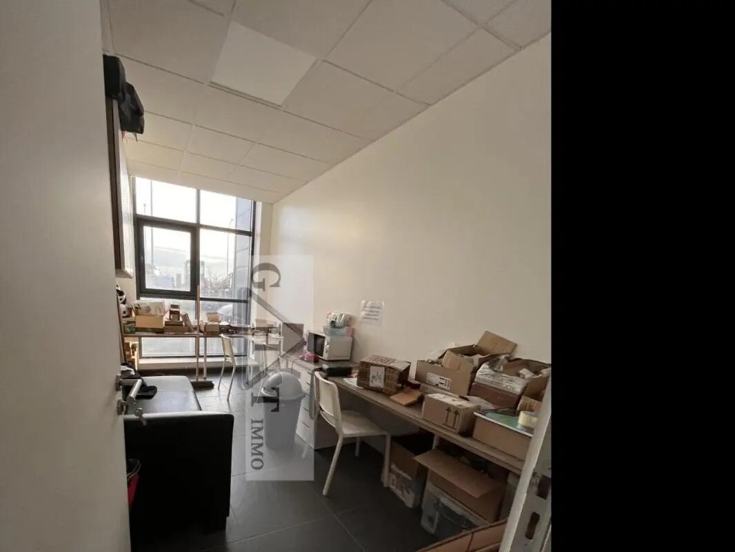 Industriel/Logistique dans Servon à louer Photo intérieure– Image 1 sur 6