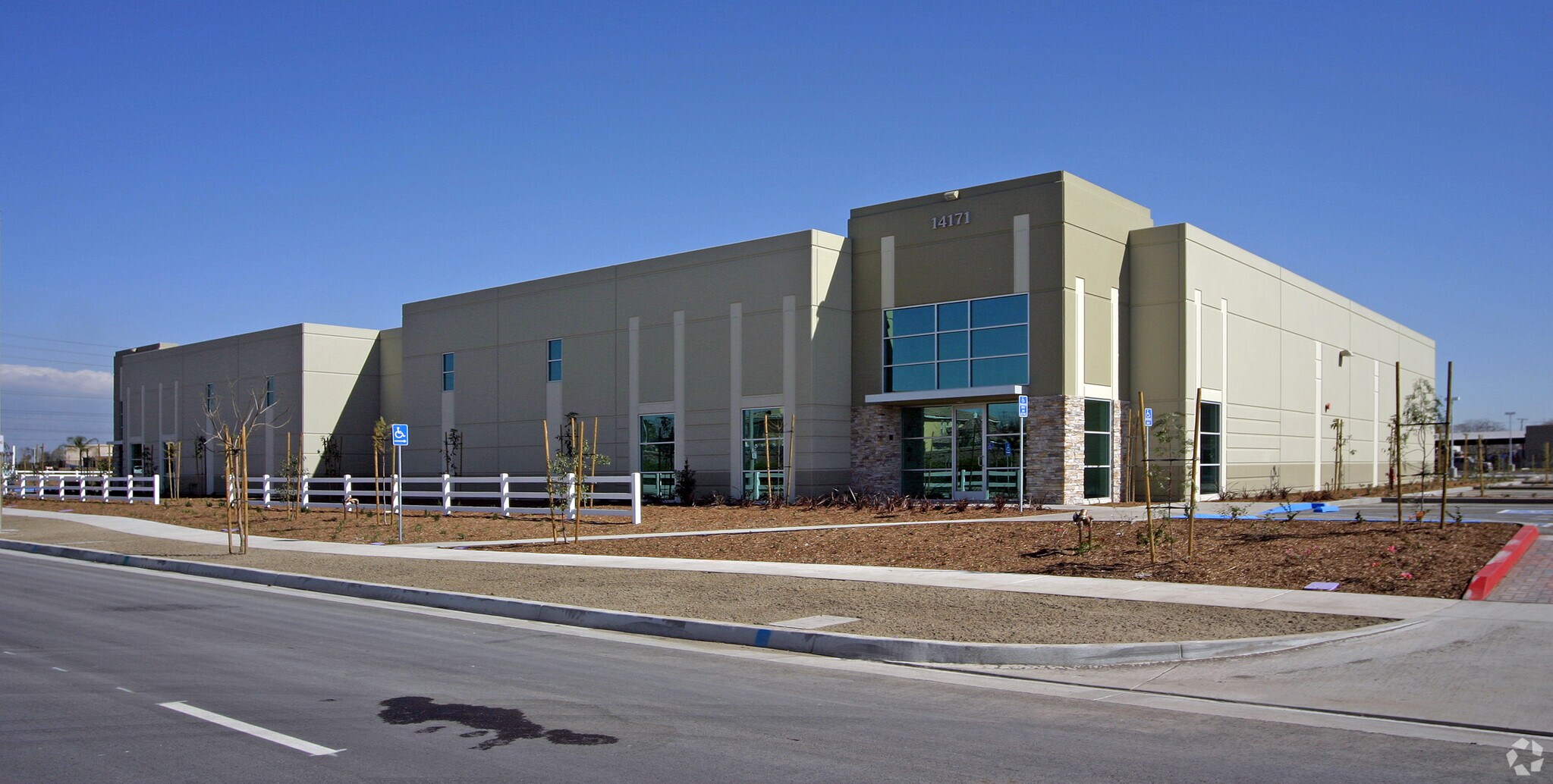 14171 Fern Ave, Chino, CA à vendre Photo de l’immeuble– Image 1 sur 9