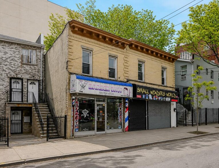 704-706 E 183rd St, Bronx, NY à vendre - Photo de l’immeuble – Image 2 sur 20