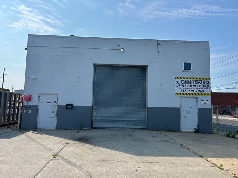 625 N Queens Ave, Lindenhurst, NY à louer - Photo de l’immeuble – Image 2 sur 10