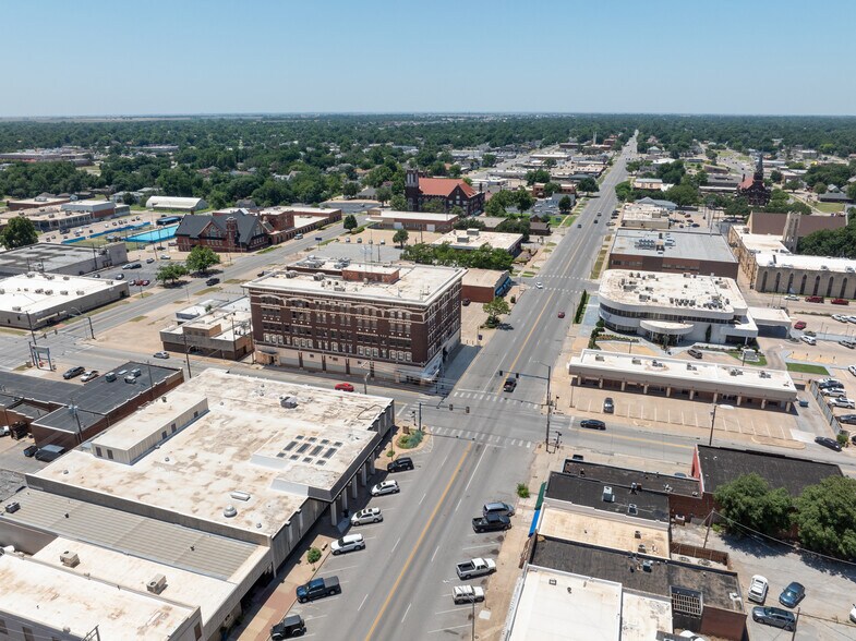 303 W Broadway Ave, Enid, OK à louer - Photo de l’immeuble – Image 3 sur 5