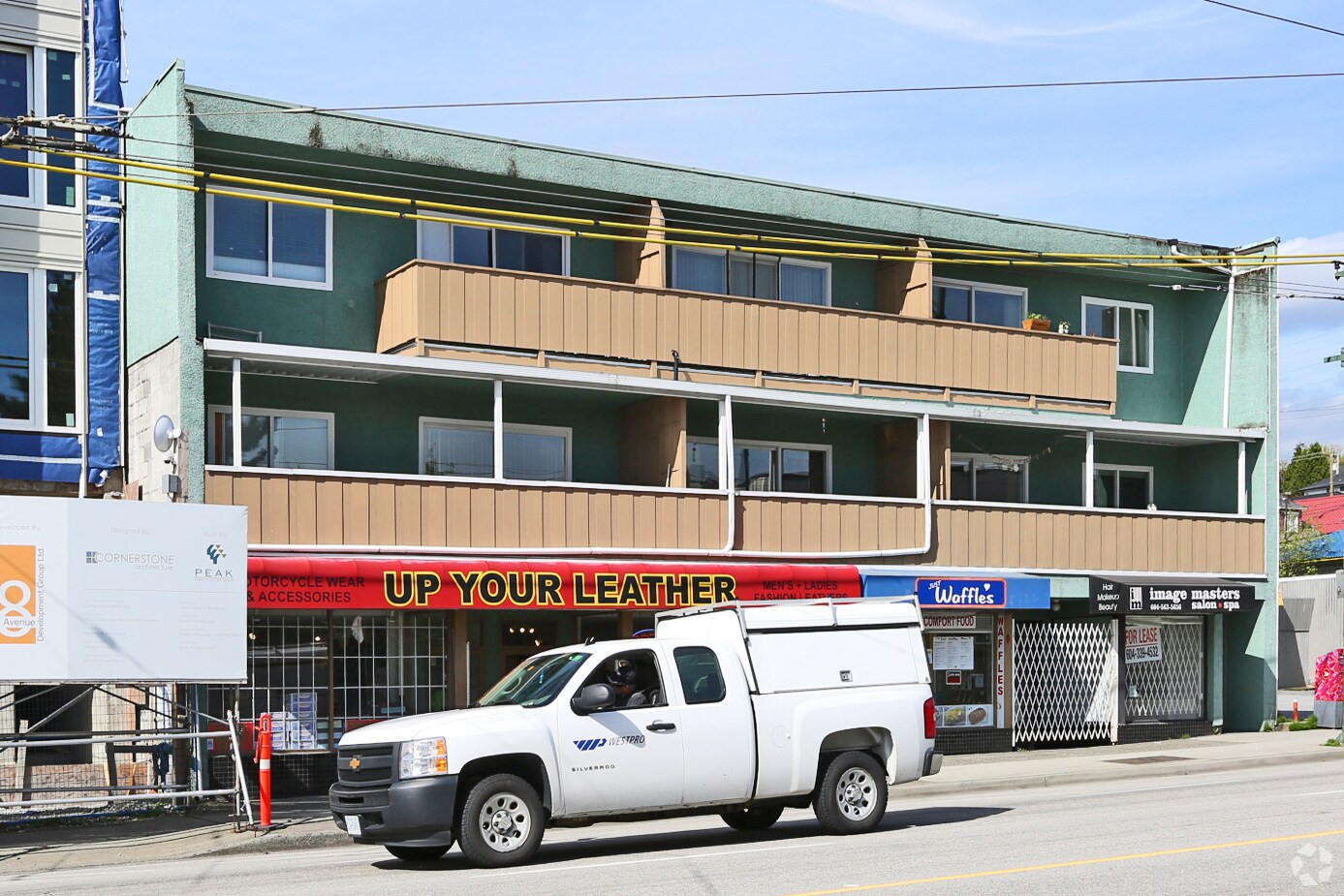 3525-3539 E Hastings St, Vancouver, BC à louer Photo principale– Image 1 sur 20