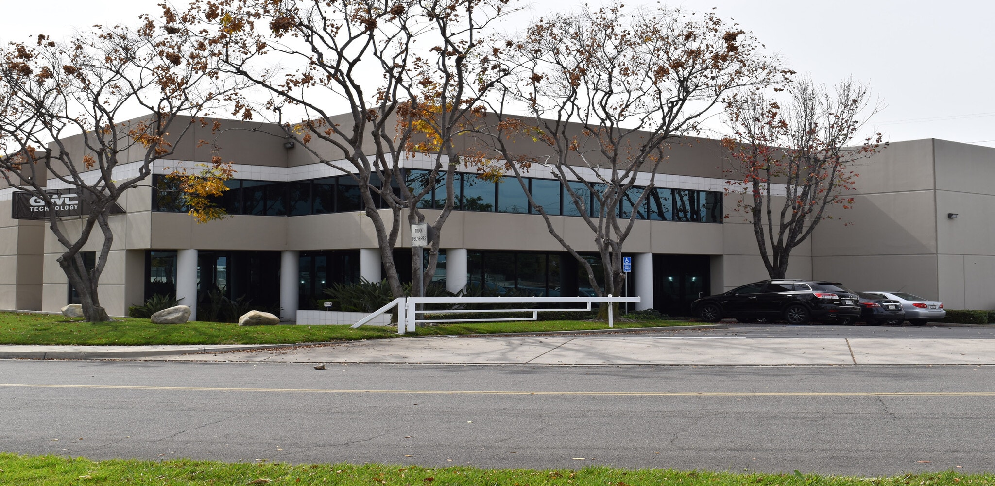 365 Cloverleaf Dr, Baldwin Park, CA à louer Photo de l’immeuble– Image 1 sur 2