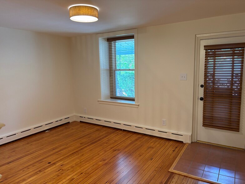 7719 Germantown Ave, Philadelphia, PA à louer - Photo de l’immeuble – Image 3 sur 17