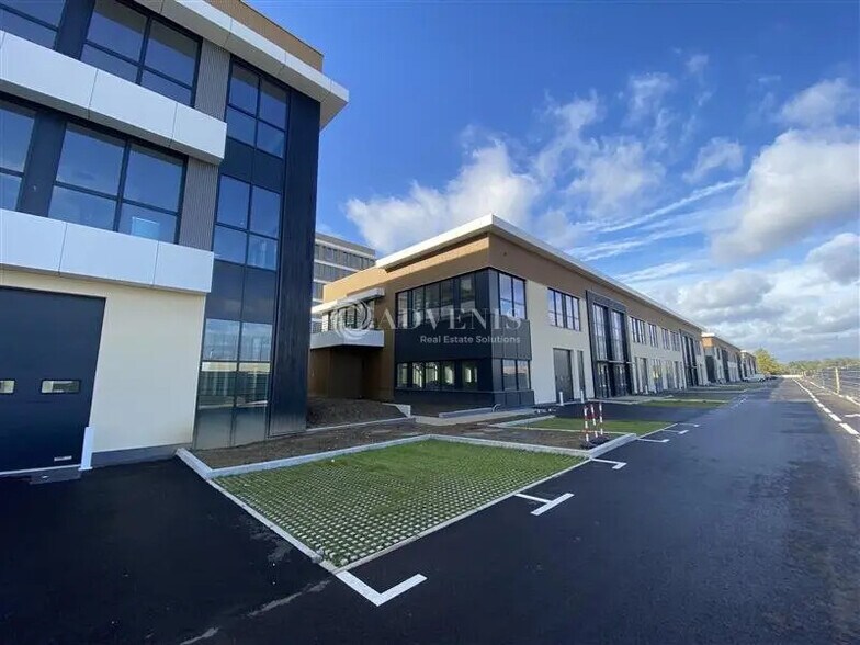 Bureau dans Nanterre à louer - Photo de l’immeuble – Image 1 sur 12