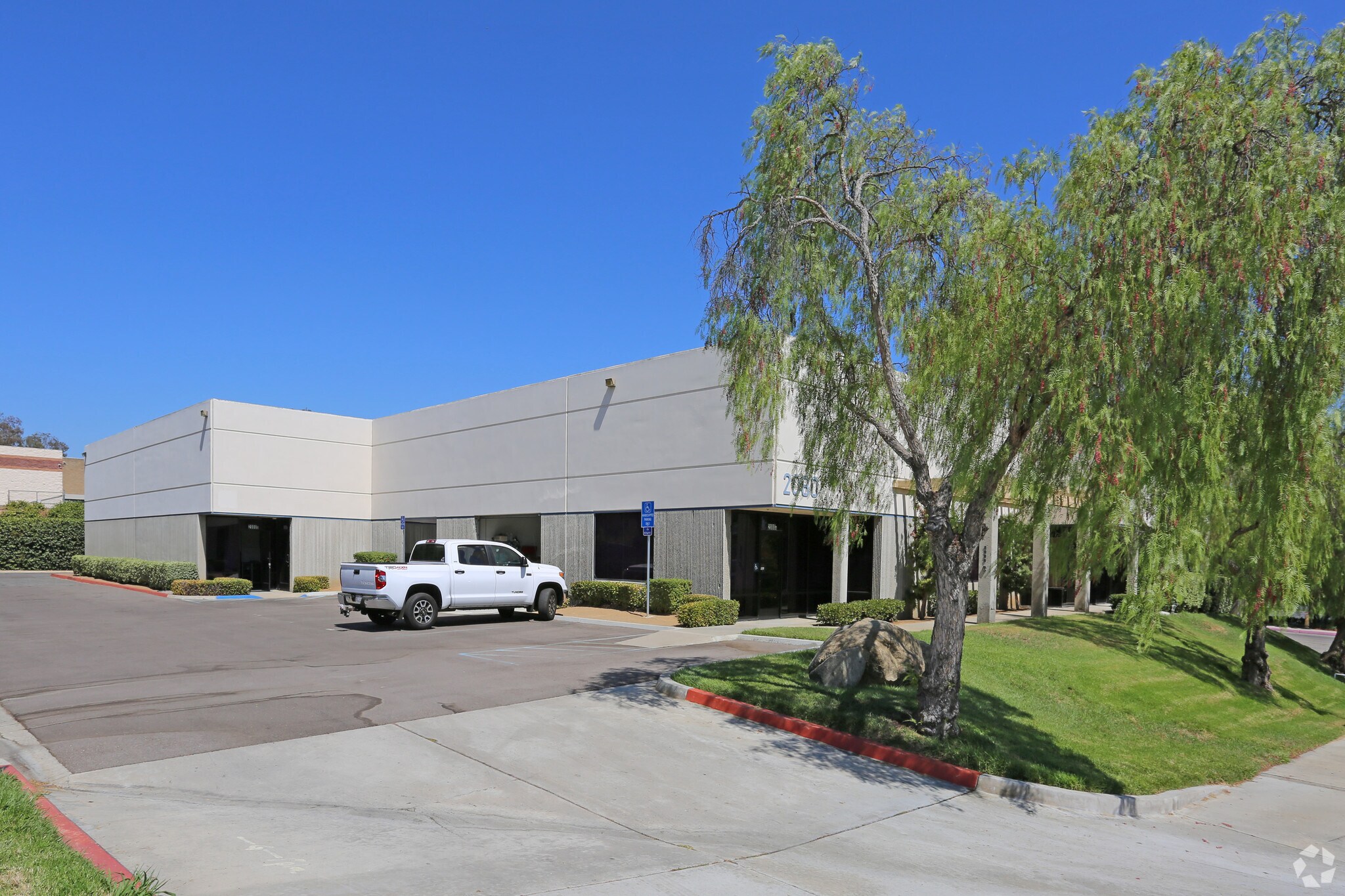 2080 Wineridge Pl, Escondido, CA à vendre Photo principale– Image 1 sur 9