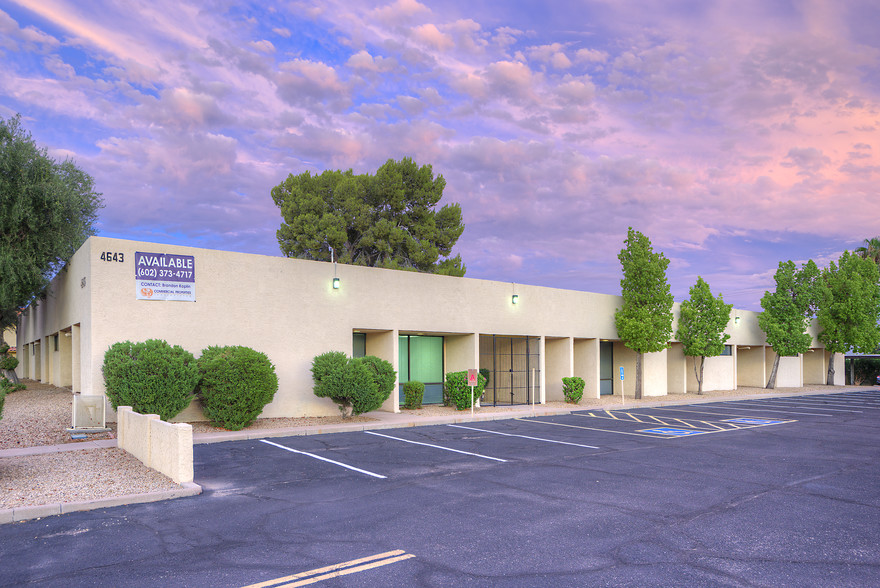 4643 E Thomas Rd, Phoenix, AZ à louer - Photo de l’immeuble – Image 2 sur 5
