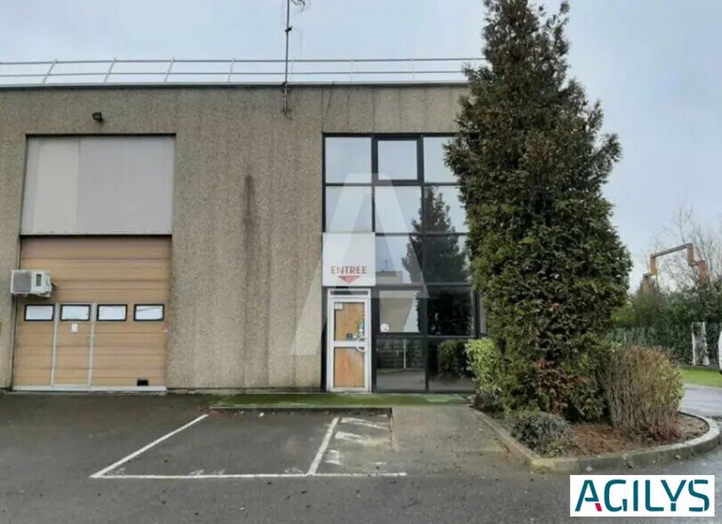Local d’activités dans Coignières à louer - Photo de l’immeuble – Image 3 sur 5