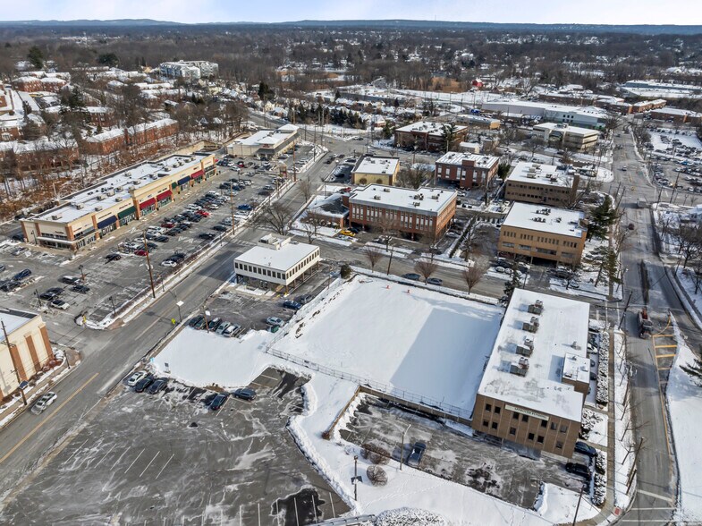 335 Johnson Avenue, River Edge, NJ à vendre - Photo de l’immeuble – Image 3 sur 10