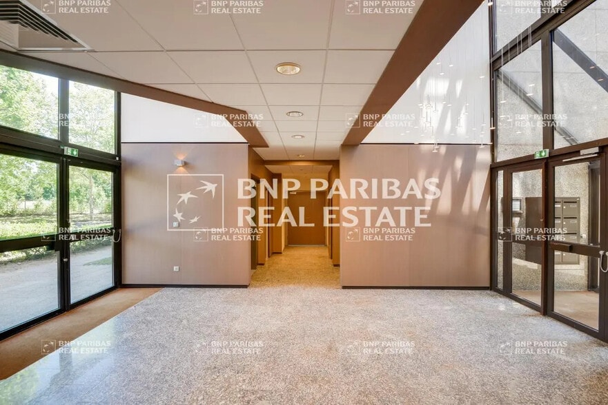 4 Avenue Du Vieil Etang, Montigny-le-Bretonneux à louer - Photo de l’immeuble – Image 3 sur 12