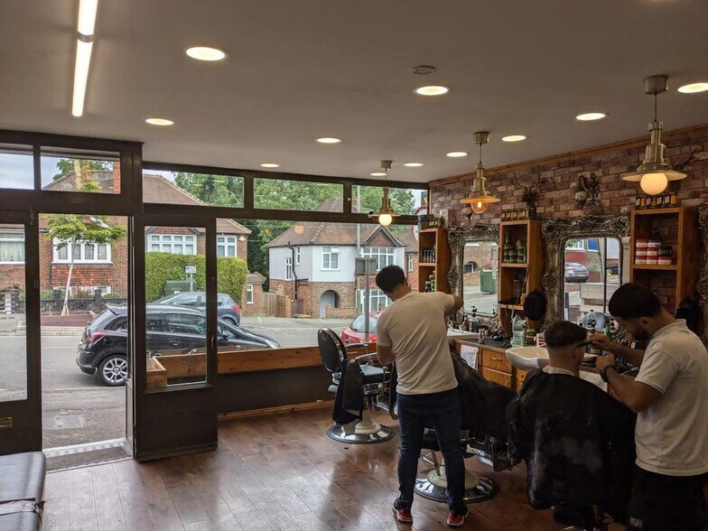 35 Woodbridge Hl, Guildford à vendre - Photo de l’immeuble – Image 3 sur 3