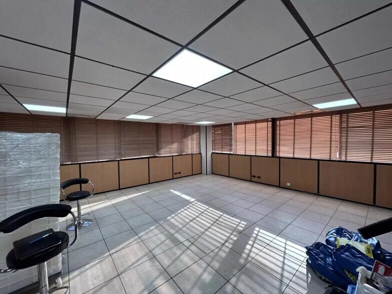 Bureau dans Puget-sur-Argens à louer - Photo de l’immeuble – Image 1 sur 5