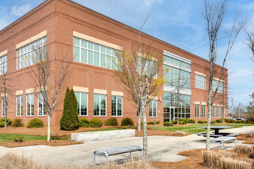 2485 Penny Rd, High Point, NC à louer - Photo de l’immeuble – Image 2 sur 14
