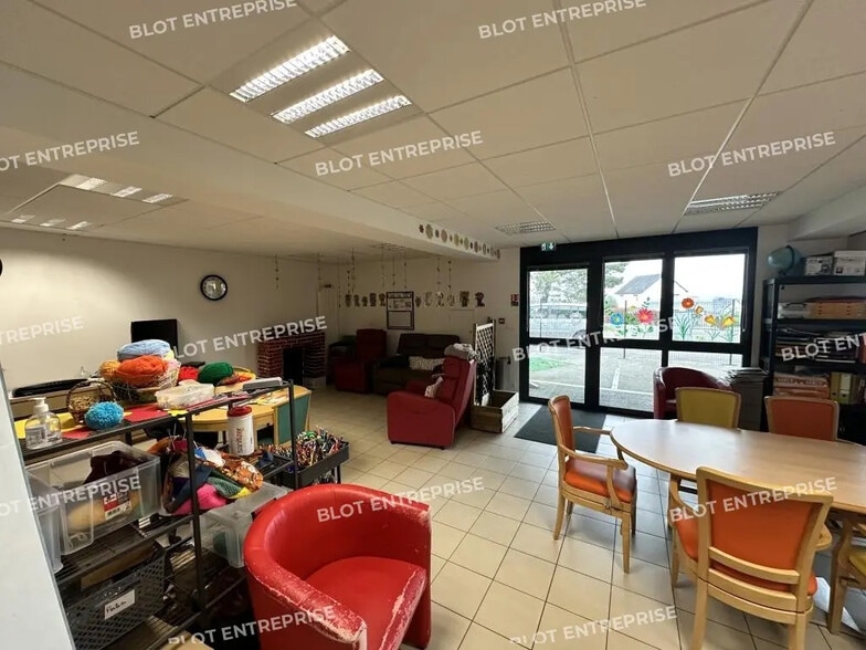Bureau dans Bain-de-Bretagne à louer - Photo de l’immeuble – Image 3 sur 5