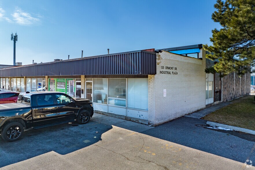 135 Ormont Dr, Toronto, ON à louer - Photo de l’immeuble – Image 3 sur 6