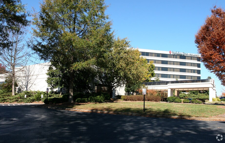 5790 University Pky, Winston-Salem, NC à vendre - Photo de l’immeuble – Image 3 sur 17
