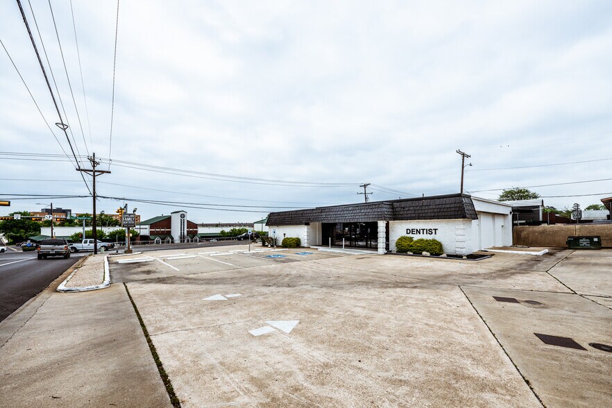 2402 Sam Houston Ave, Huntsville, TX à vendre - Photo de l’immeuble – Image 2 sur 20