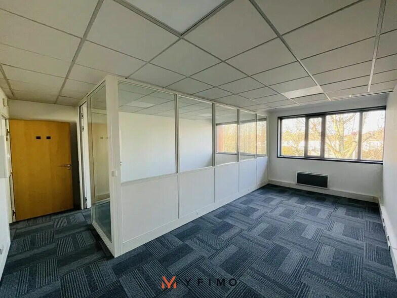 Bureau dans Voisins-le-Bretonneux à louer - Photo de l’immeuble – Image 3 sur 4