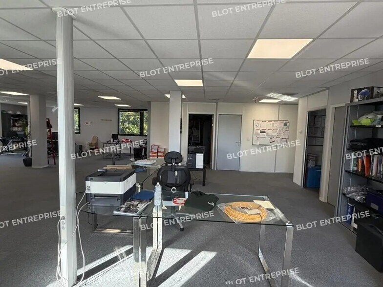 Bureau dans Chartres-de-Bretagne à vendre - Photo de l’immeuble – Image 3 sur 14