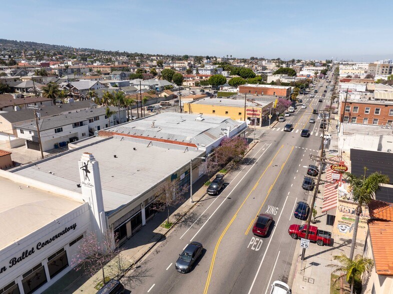 1221 S Pacific Ave, San Pedro, CA à vendre - Photo de l’immeuble – Image 1 sur 9