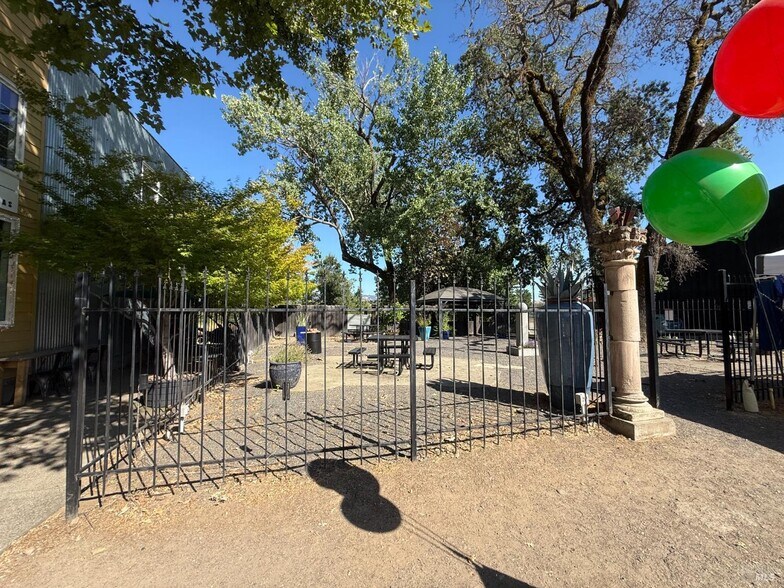 13281 US 101, Hopland, CA à vendre - Autre – Image 2 sur 3