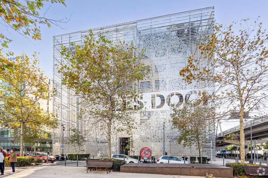 10 Place De La Joliette, Marseille à louer - Photo de l’immeuble – Image 2 sur 59