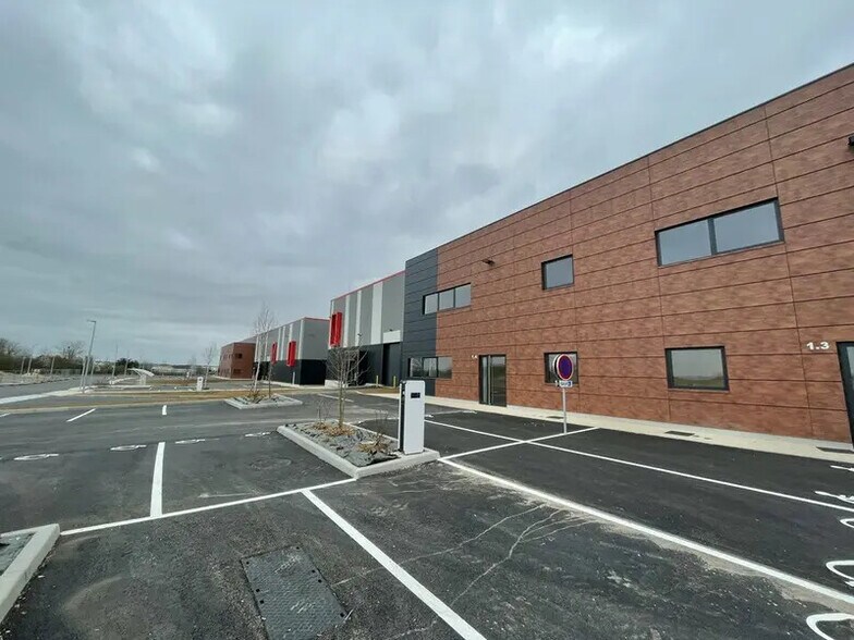 Industriel/Logistique dans Le Thillay à louer - Photo de l’immeuble – Image 3 sur 12