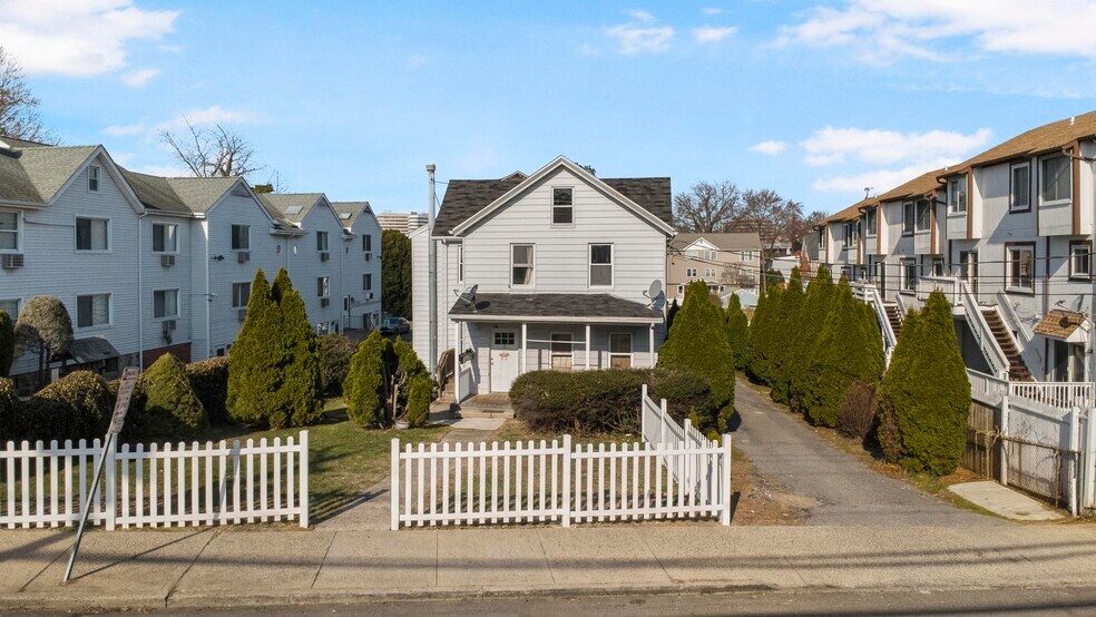 121 Lockwood Ave, Stamford, CT à vendre - Photo de l’immeuble – Image 2 sur 16