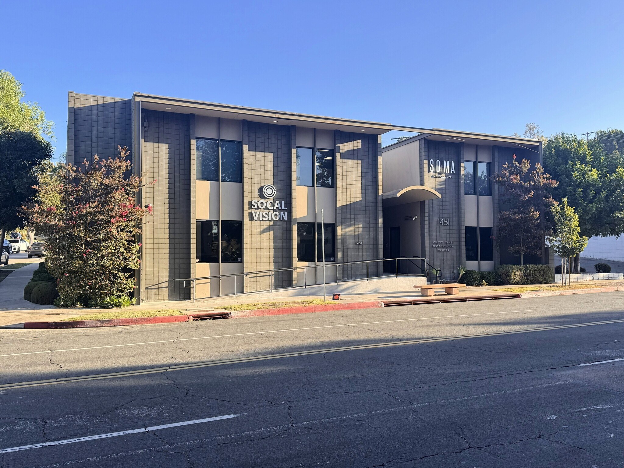 1451 Chevy Chase Dr, Glendale, CA à louer Photo de l’immeuble– Image 1 sur 12