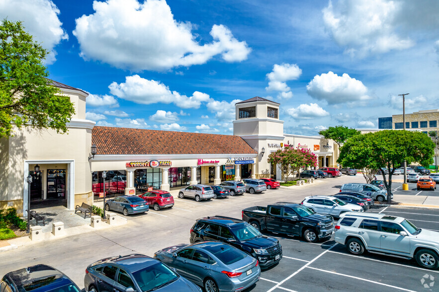 999 E Basse Rd, San Antonio, TX à louer - Photo de l’immeuble – Image 1 sur 42