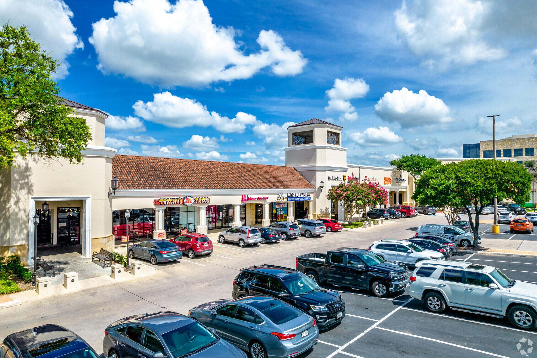 999 E Basse Rd, San Antonio, TX à louer Photo principale– Image 1 sur 43