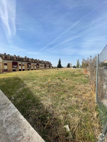 Terrain dans Serranillos del Valle, Madrid à vendre - Photo de l’immeuble – Image 3 sur 3