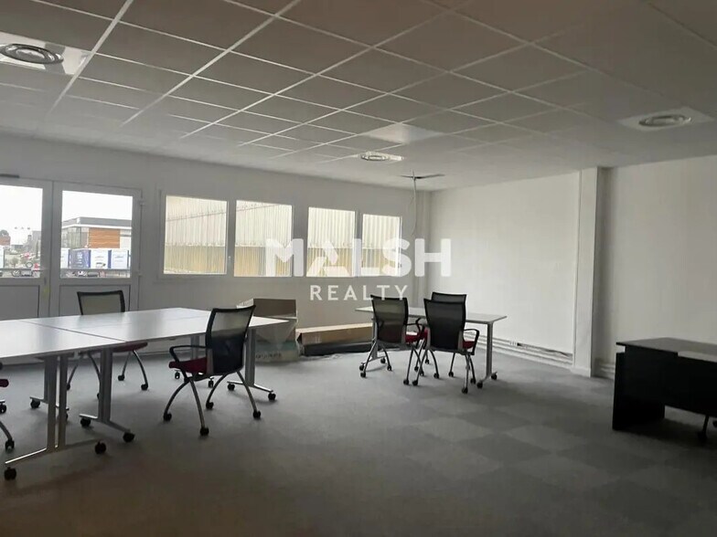 Bureau dans Décines-Charpieu à louer - Photo de l’immeuble – Image 3 sur 4