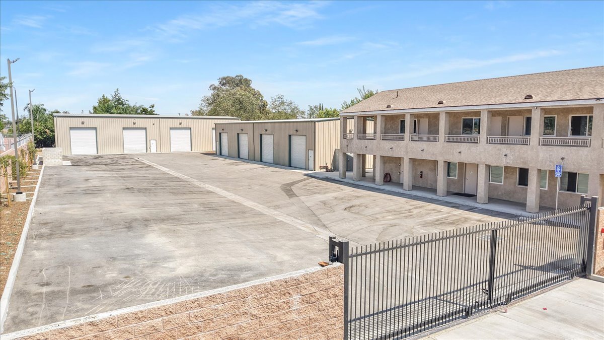 11185 Roswell Ave, Pomona, CA à louer Photo de l’immeuble– Image 1 sur 58
