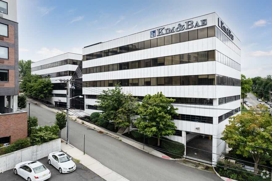 2160 N Central Rd, Fort Lee, NJ à louer - Photo de l’immeuble – Image 2 sur 8