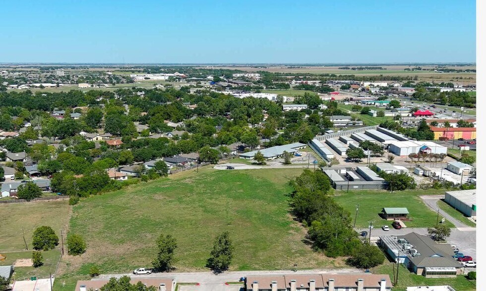 215 Commercial dr, Taylor, TX à vendre - Photo de l’immeuble – Image 1 sur 2