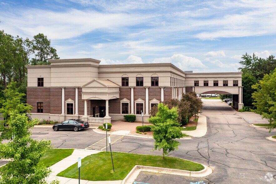 1639 E Big Beaver Rd, Troy, MI à louer - Photo de l’immeuble – Image 2 sur 4
