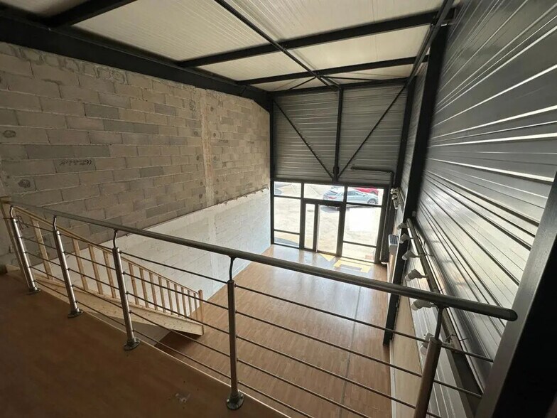 Local commercial dans Roquebrune-sur-Argens à louer - Photo de l’immeuble – Image 2 sur 4